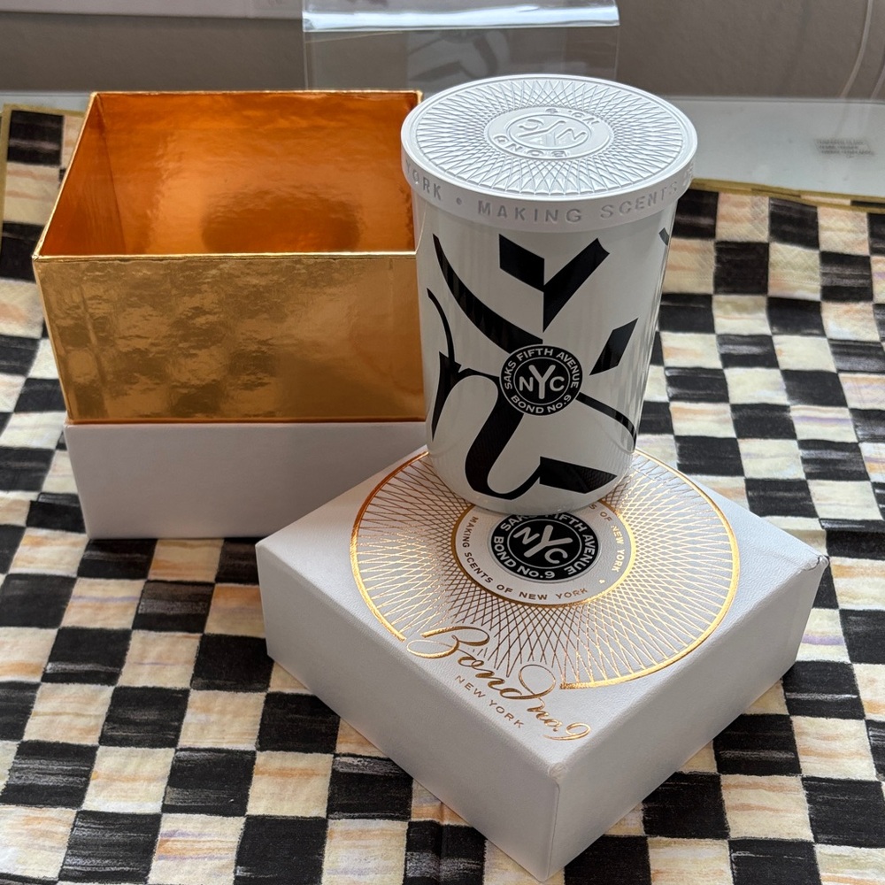 Bond No. 9 New York Candle with Black and White Design